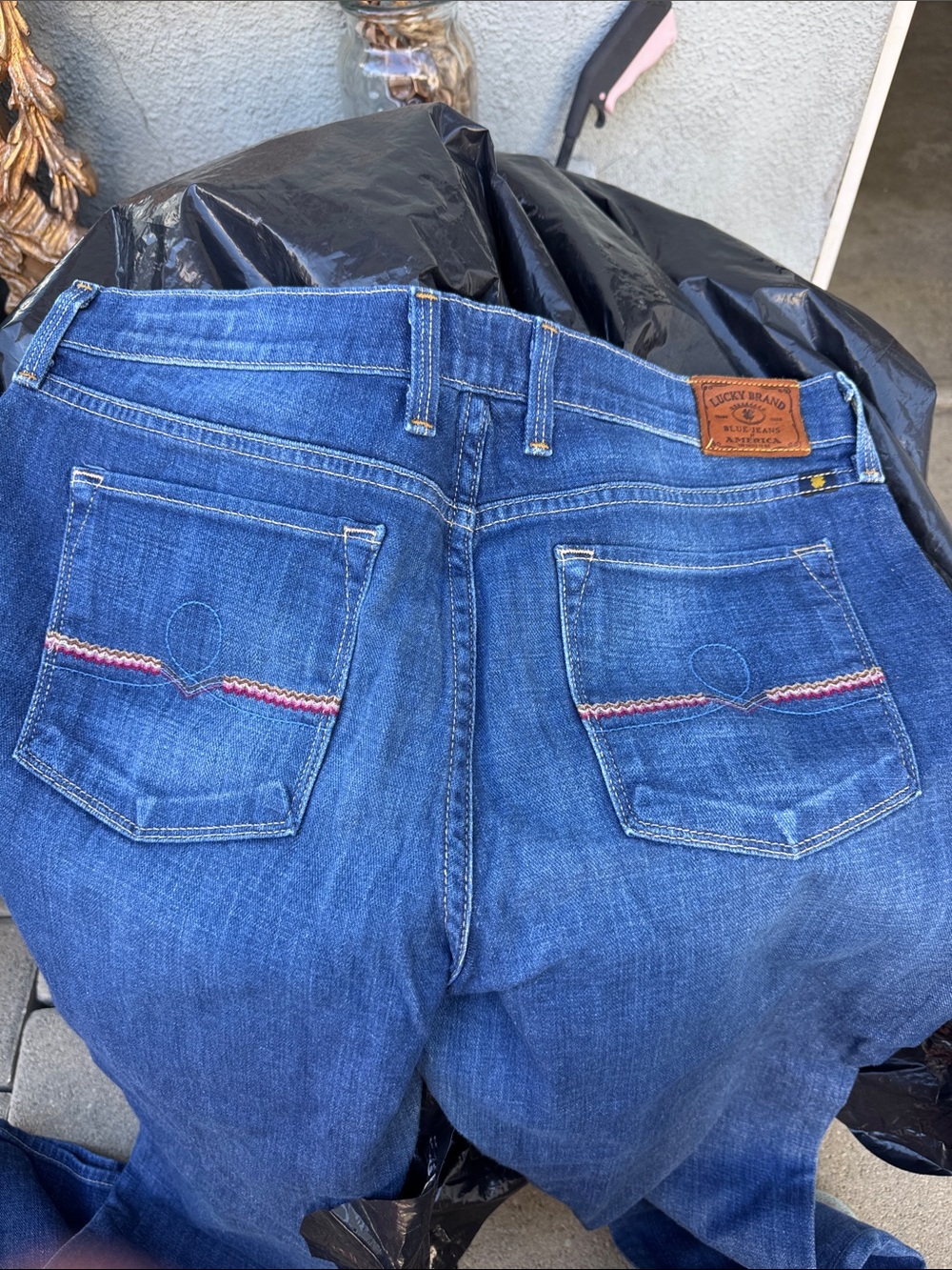 Lucky Brand Men's Indigo Blue Relaxed Jeans with Embroidered Back Pockets